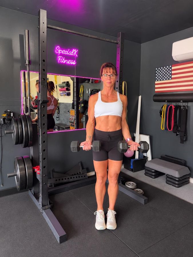 Kelli doing dumbbell biceps curls
